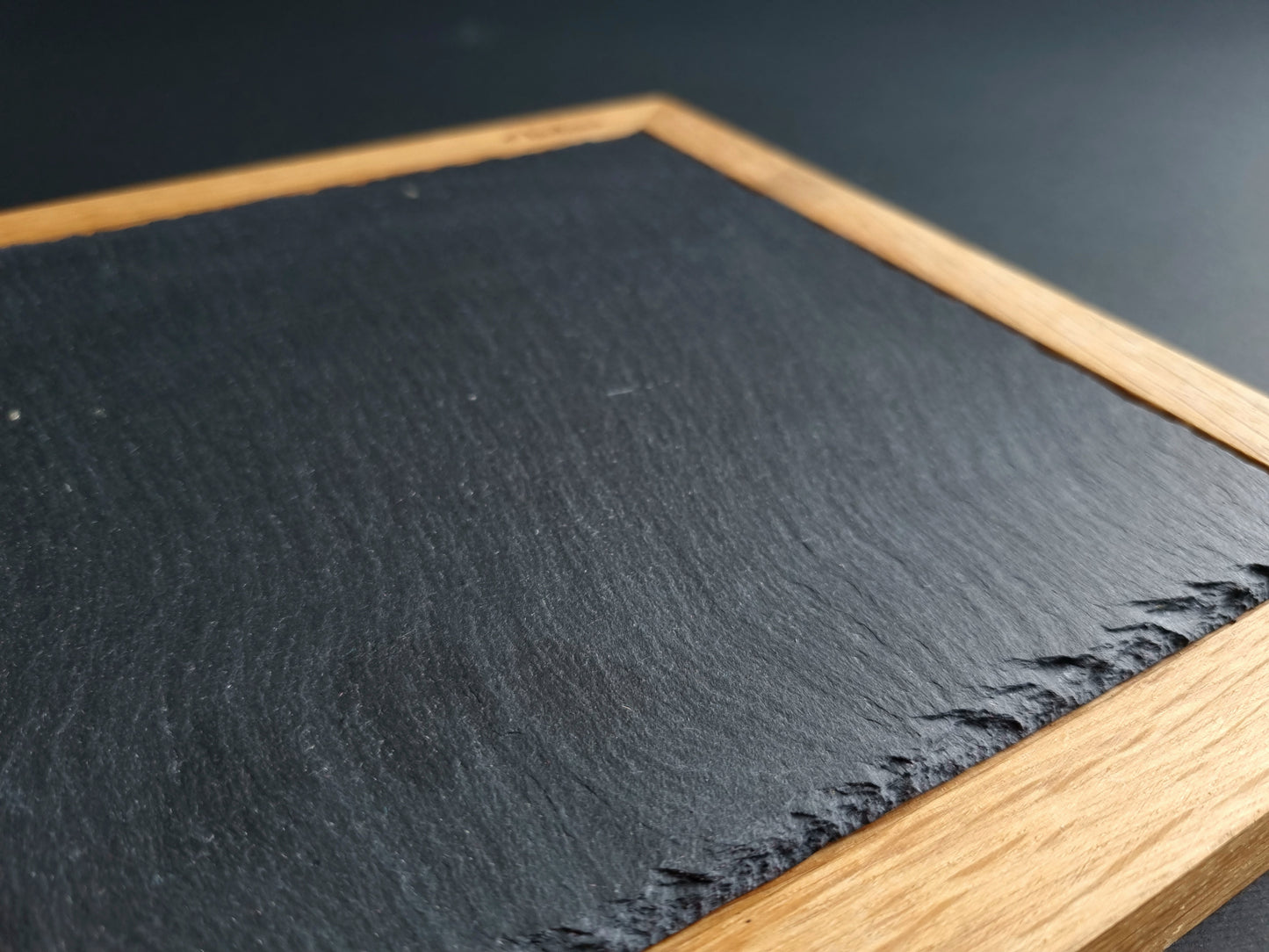 daska za serviranje sa kamenom