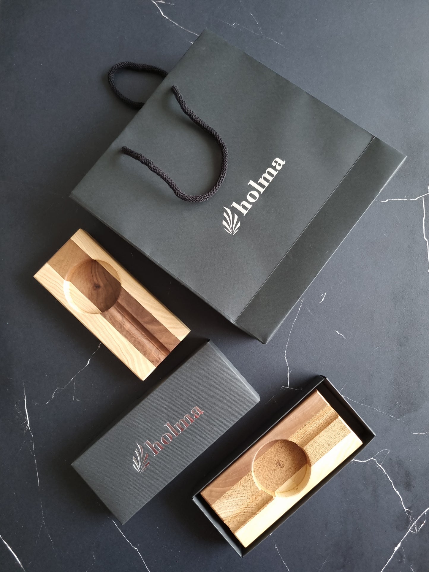 Pepeljara za cigare. Za prave hedoniste od masivnog drveta. Za 1 ili 2 Tompusa.Idealan poklon za njega. Za poslovne partnere ili ljubitelje vina i konjaka. Mogucnost personalizacije. U kompletu sa lux kutijom i kesom .Veliki izbor poklona na sajtu holma.rs